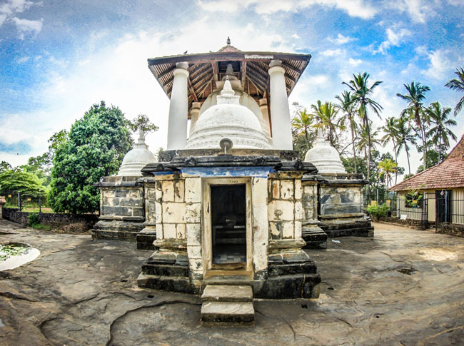things to do kandy Gadaladeniya Temple