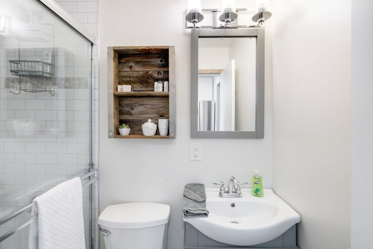 best airbnbs copper mountain cosy luxury apartment bathroom