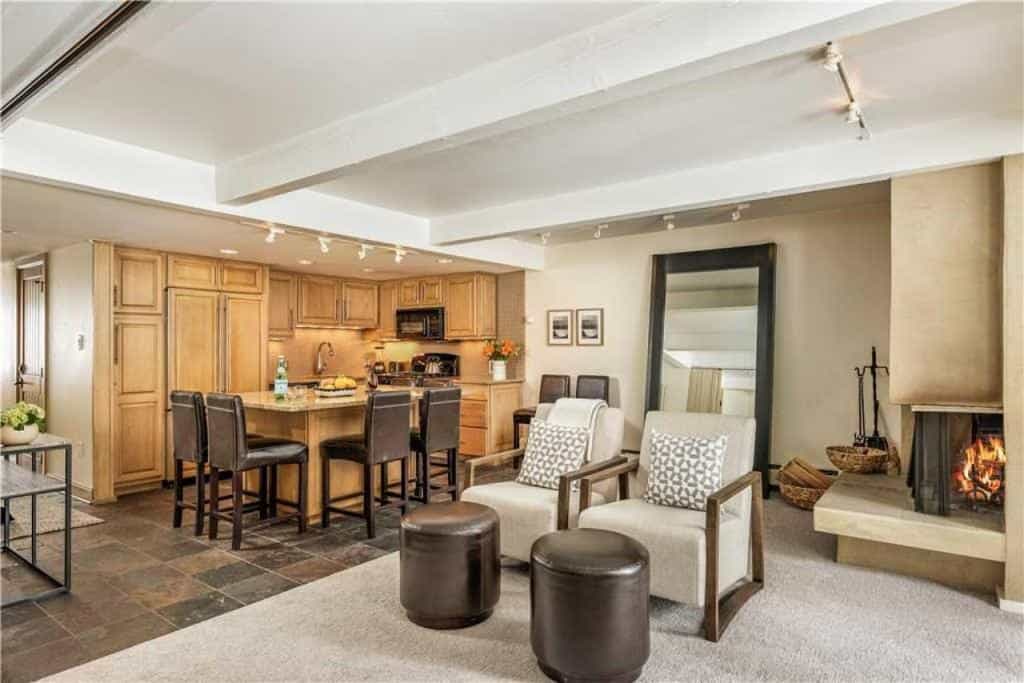 Luxury 2 bedroom Aspen holiday rental living room