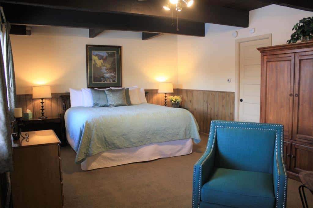 best Granby hotels hideaway mountain lodge bed