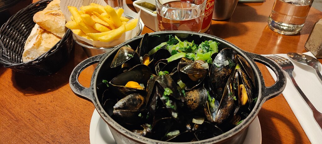 Mussels in a pot at Troyes Restaurant.