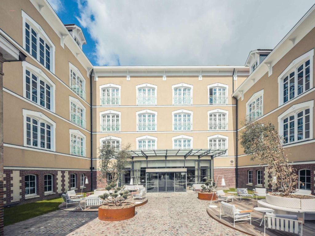 A courtyard in front of a large building.