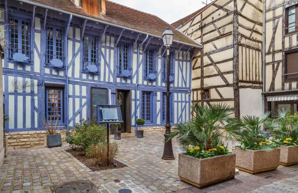 A hub of things to do in Troyes, the hotel is conveniently located in a prime building.