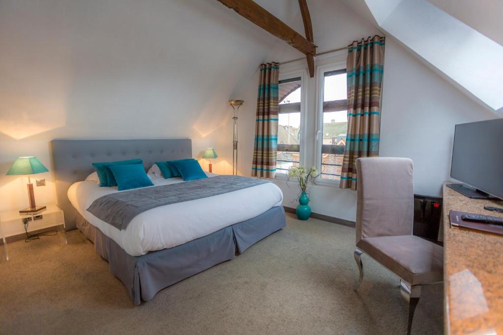 A bedroom with a bed and a desk.