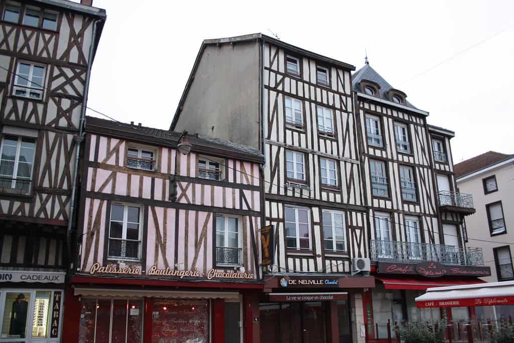 The building is a half - timbered building.