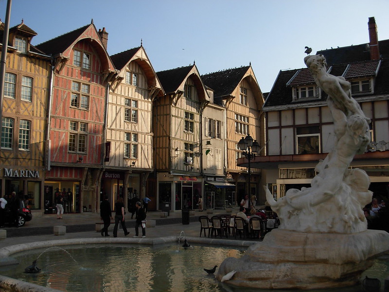 A fountain in front of a building.